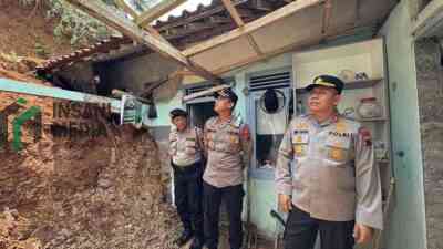 Kapolres Purworejo AKBP Windy Syafutra S.H. S.I.K. M.Med .Kom saat Meninjau Lokasi Longsor di Purworejo