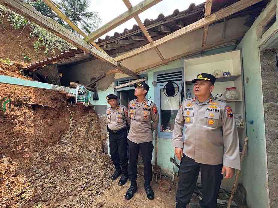 Kapolres Purworejo AKBP Windy Syafutra S.H. S.I.K. M.Med .Kom saat Meninjau Lokasi Longsor di Purworejo