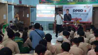 Beri Pendidikan Politik, Ketua DPRD Purworejo ke Siswa SMK ii Kutoarjo Tempatnya Belajar Dulu