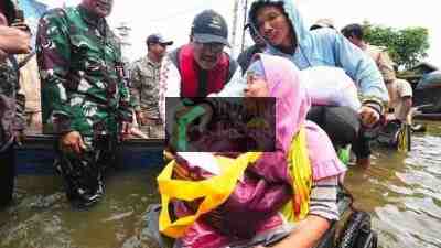 Menteri Sosial Mensos Saifullah Yusuf Memeberikan Bantuan Pada Warga Terdampak Banjir Banjar Kalimantan Selatan Kemensos
