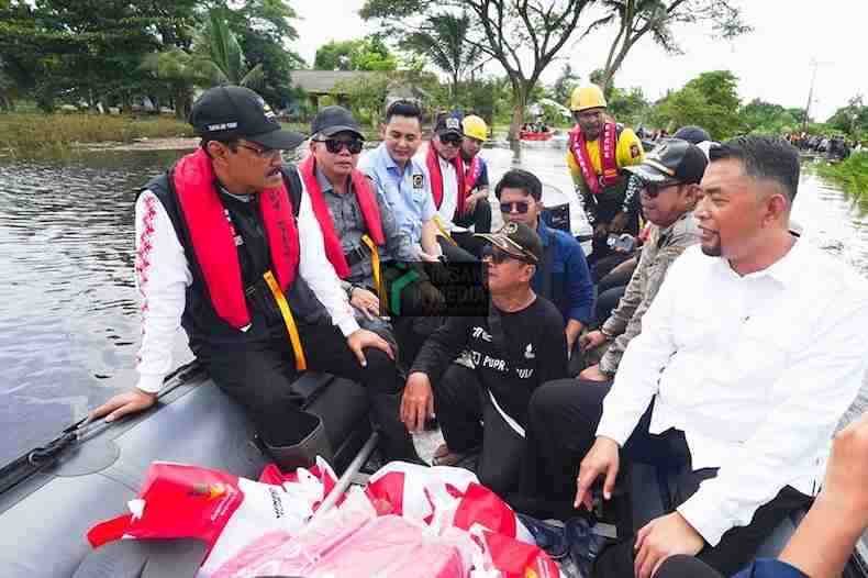 Menteri Sosial Mensos Saifullah Yusuf Meninjau Banjir Banjar