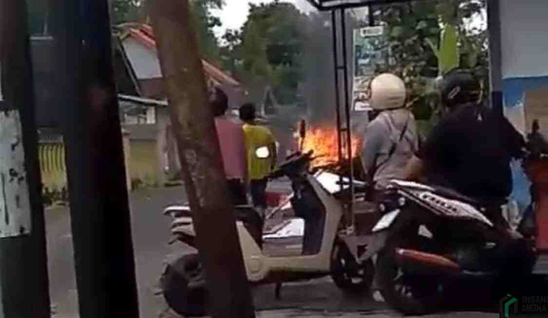Diduga Konsleting, Mobil Chevrolet Terbakar, Pemilik Rugi Rp80 Juta Mobil Terbakar di Desa Sumberjo Kecamatan Sanankulon Kabupaten Blitar