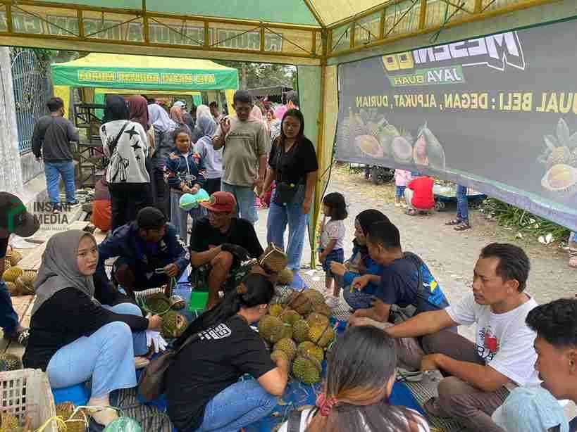 Para Pembeli Membanjiri Stand Durian di Festival Durian Lokal Desa Sumberasri Kecamatan Nglegok Kabupaten Blitar
