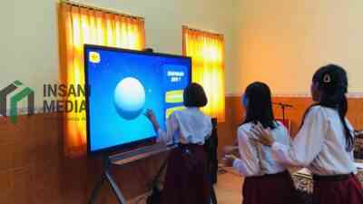 Para Siswa di Kota Blitar Menggunakan Smart TV untuk Kegiatan Belajar