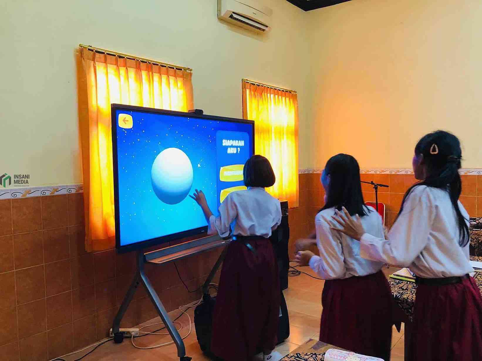 Para Siswa di Kota Blitar Menggunakan Smart TV untuk Kegiatan Belajar