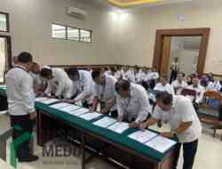 Minta Warga Awasi, Seluruh Pegawai PN Blitar Tanda Tangani Pakta Integritas, Wujudkan Wilayah Bebas KKN