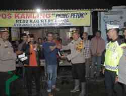 Tingkatkan Keamanan, Polres Blitar Beri Hadiah HT untuk 5 Poskampling