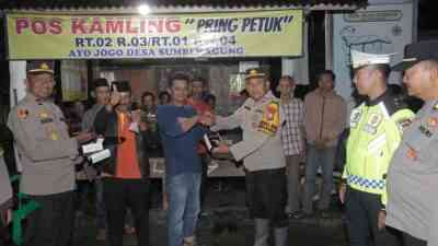 Pejabat Utama Polres Blitar Memberikan HT ke Lima Poskampling di Wilayah Hukum Polres Blitar