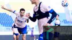 Jelang Lakoni Laga Derby Jatim, Pemain Persik Gelar Doa Bersama di Gate 13 Kenang Tragedi Kanjuruhan Pemain Persik Kediri Mencoba Rumput Stadion Kanjuruhan Kabupaten Malang