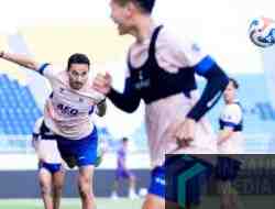 Jelang Lakoni Laga Derby Jatim, Pemain Persik Gelar Doa Bersama di Gate 13 Kenang Tragedi Kanjuruhan