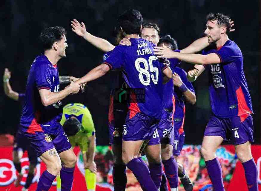 Pemain Persik Kediri Merayakan Gol ke Gawang Persib Bandung di Stadion Brawijaya Kota Kediri 1 1