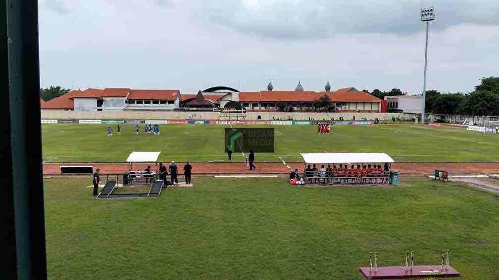 Babak Pertama, PSBI Tertinggal 1-0 dari Persinga Ngawi Pertandingan PSBI melawan Persinga Ngawi di Stadion Jenggolo Sidoarjo
