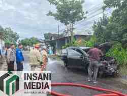 Diduga Konsleting, Mobil Chevrolet Terbakar, Pemilik Rugi Rp80 Juta Petugas Pemadam Memadamkan Api dari Mobil yang Terbakar