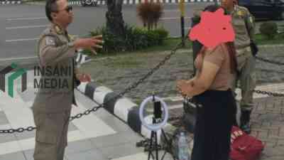 Satpol PP Menertibkan TikToker Perempuan yang Live Menyakiti Diri Sendiri dengan Meminta Saweran