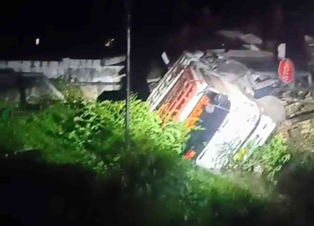 Tidak Memperhatikan Kereta Api Lewat, Truk Tronton Dihantam Kereta Api hingga Ringsek Sebuah Truk Tronton Ditabrak Kereta Api hingga Ringsek