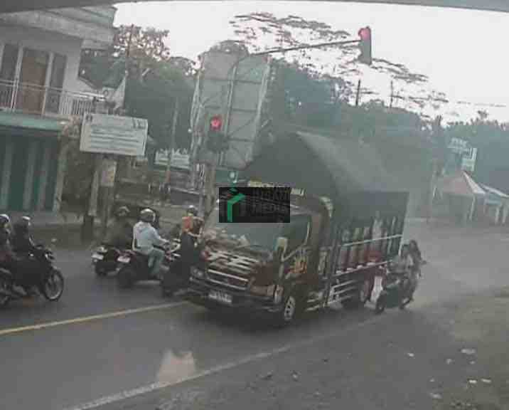 Kecelakaan Terekam CCTV, Sopir Truk Kabur usai Senggol Pengendara Sepeda Motor, Diamkan saat Besuk Korban di Rumah Sakit Tangkapan Layar Kecelakaan di Perempatan Kendal Rejo Kecamatan Talun Kabupaten Blitar