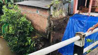 Teras Rumah Longsor di Kelurahan Bendogerit