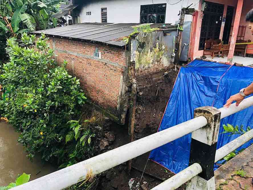 Teras Rumah Longsor di Kelurahan Bendogerit