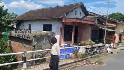 Teras Rumah Longsor di Penanganan Longsor di Jalan C.R Soekandar Kelurahan Bendogerit