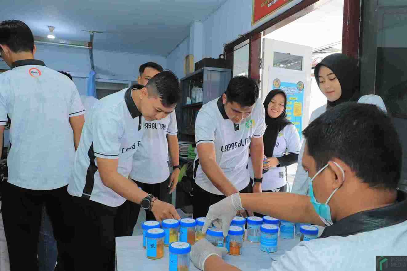 Tes urine Pegawai dan Warga Binaan di Lapas Kelas IIB Blitar