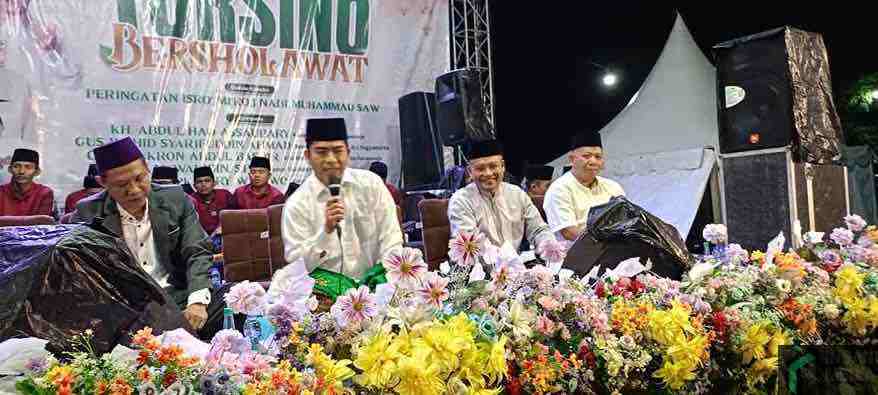 Tursino Bersholawat Bergama dengan Ribuan Warga