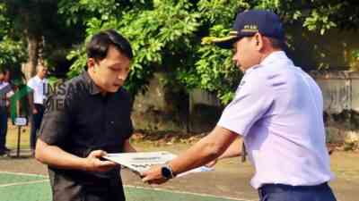 Vice President KAI Daop 7 Madiun Ali Afandi Memberikan Penghargaan kepada Gupuh Wiyono warga Dusun Sendung Desa Ngaglik Kecamatan Srengat Kabupaten Blitar yang Membatalkan Aksi Pencurian