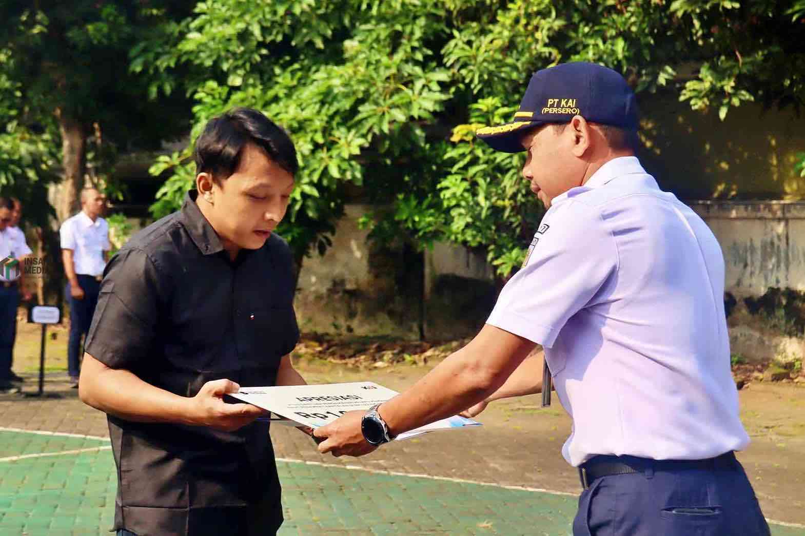 Vice President KAI Daop 7 Madiun Ali Afandi Memberikan Penghargaan kepada Gupuh Wiyono warga Dusun Sendung Desa Ngaglik Kecamatan Srengat Kabupaten Blitar yang Membatalkan Aksi Pencurian