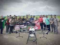 Tingkatkan Pertanian Modern dan Target Swasembada, Wabup Blitar Beri Petani  Drone Pertanian