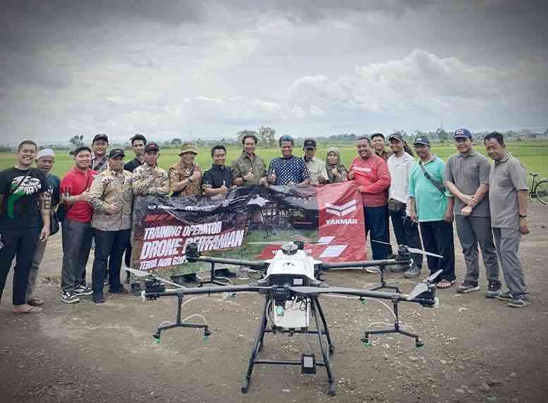 Wabup Blitar Beky Herdihansah Memberikan Bantuan Drone Pertanian ke Petani