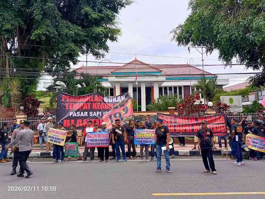 Aksi Unjuk Rasa GPI di Depan Kantor PN Blitar
