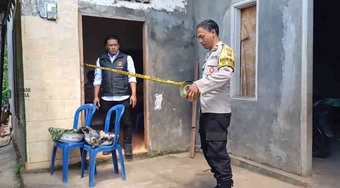 Anggota Kepolisian Memasang Garis Polisi di Lokasi Kejadian Suami Aniaya Istri hingga Meninggal Dunia