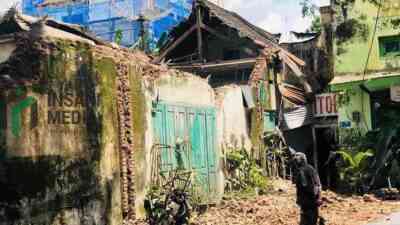 Atap Bangunan di Kota Blitar Roboh Akibat Gempa di Pacitan
