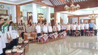 Bapenda dan Kecamatan Wates Menerina Penghargaan WBK