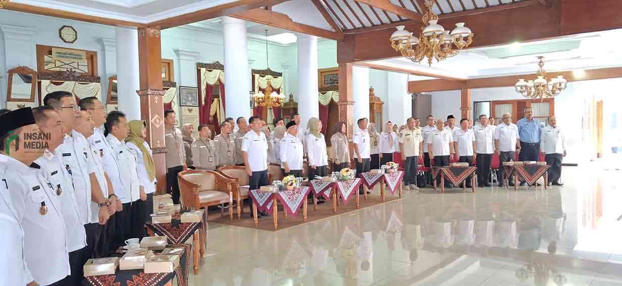 Bapenda dan Kecamatan Wates Menerina Penghargaan WBK