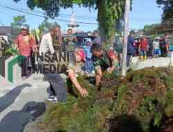 Bupati Blitar, Rijanto Turun Langsung Bersihkan Ganggang di Waduk Blumbang Gede