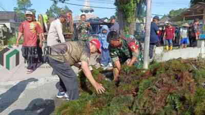 Bupati Blitar, Rijanto Turun Langsung Bersihkan Ganggang di Waduk Blumbang Gede