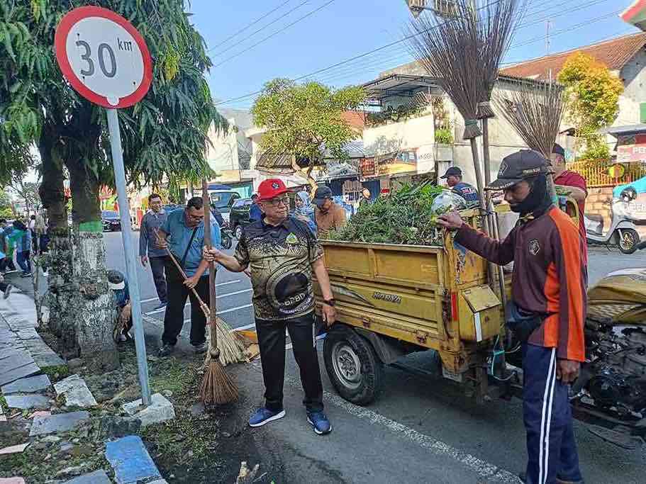 Indonesia Asri, Bupati Blitar Pimpin Kerja Bakti Bersama Seluruh OPD Bupati Blitar Rijanto Kerja Bakti