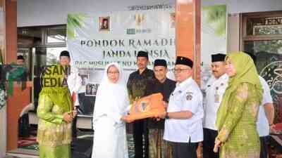 Bupati Blitar Rijanto Mengunjungi Pondok Romadan Janda Lansia di Kecamatan Talun