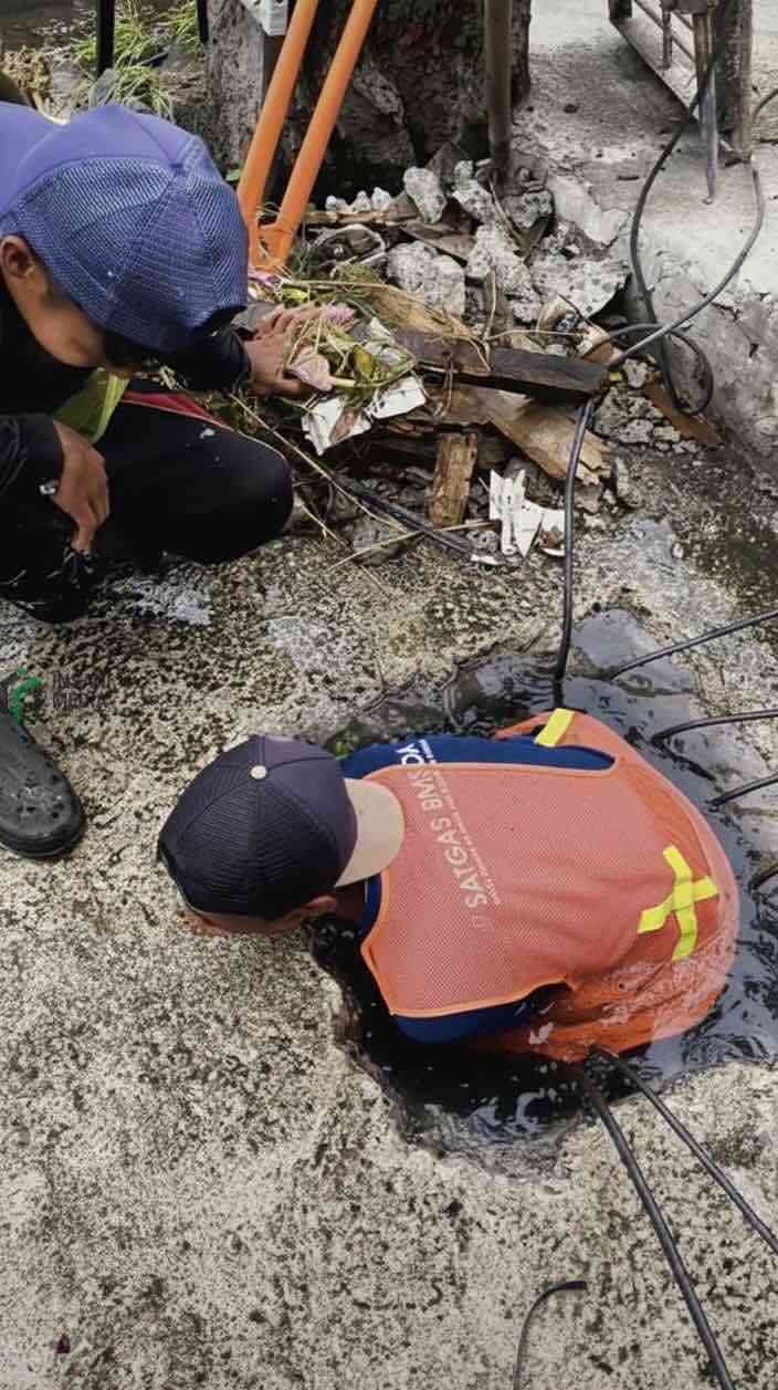 Dinas PUPR Kota Blitar Membersihkan Sampah Penyebab Air Tersumbat saat Musim Hujan