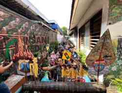 Lewat Pergelaran Wayang Kardus, Sarana Kapolsek Kediri Kota Edukasi  Anak-Anak Tertib Berlalu Lintas 