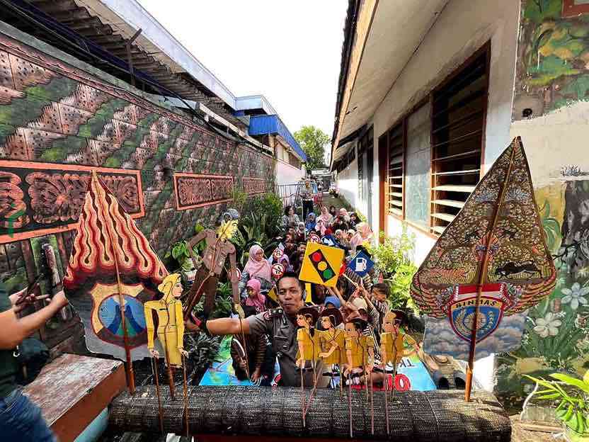 Kapolsek Kediri Kota Kompol Bowo Wicaksono Sosialisasi Operasi Keselamatan dengan Gelaran Wayang Kardus pada Anak Anak TK