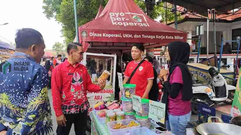 Pemkot Ingatkan Pedagang Takjil di Kota Blitar Jaga Kualitas Makanan Kepala Disperindag Kota Blitar Parminto Memeriksa Takjil di Kota Blitar