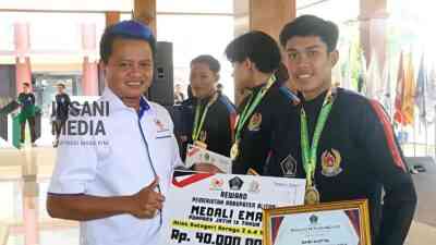 Ketua KONI Kabupaten Blitar Beky Herdihansah Menyerahkan Bonus untuk Atlet Berprestasi di Kabupaten Blitar
