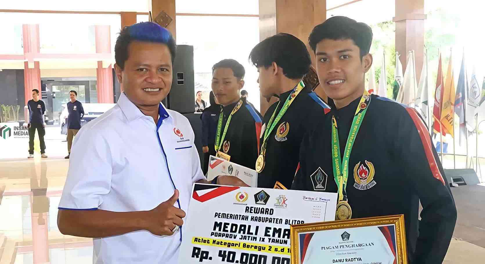 Alhamdulillah, Bonus Atlet Kabupaten Blitar Cair, Ketua KONI Serahkan Bonus Ketua KONI Kabupaten Blitar Beky Herdihansah Menyerahkan Bonus untuk Atlet Berprestasi di Kabupaten Blitar