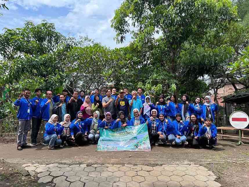 Mahasiswa UNP Kediir Memberi Pelatihan Pembuatan Pupuk Organik pada Warga Kelurahan Mojoroto Kecamatan Mojoroto Kota Kediri