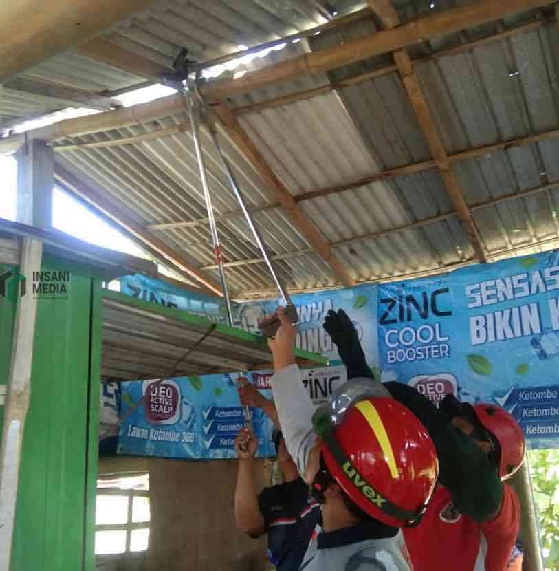 Pemadam Kebakaran Kota Blitar Menangani Binatang Buas Masuk dalam Rumah