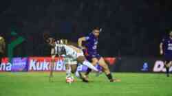 Pemain Persik Kediri saat Melawan Pemain Dewa United di Stadion Brawijaya Kota Kediri