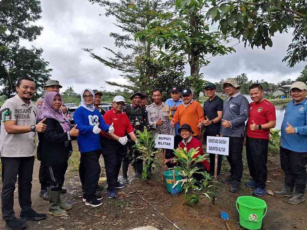 Pemkab Blitar Awali Penataan Blumbang Gede Soso dengan Tanam Vegetasi Penanda Batas Pemkab Blitar Mulai Menanami Tanaman di Blumbang Gede Desa Soso Kecamatan Gandusari dengan Tanaman Vegetasi Pembatas