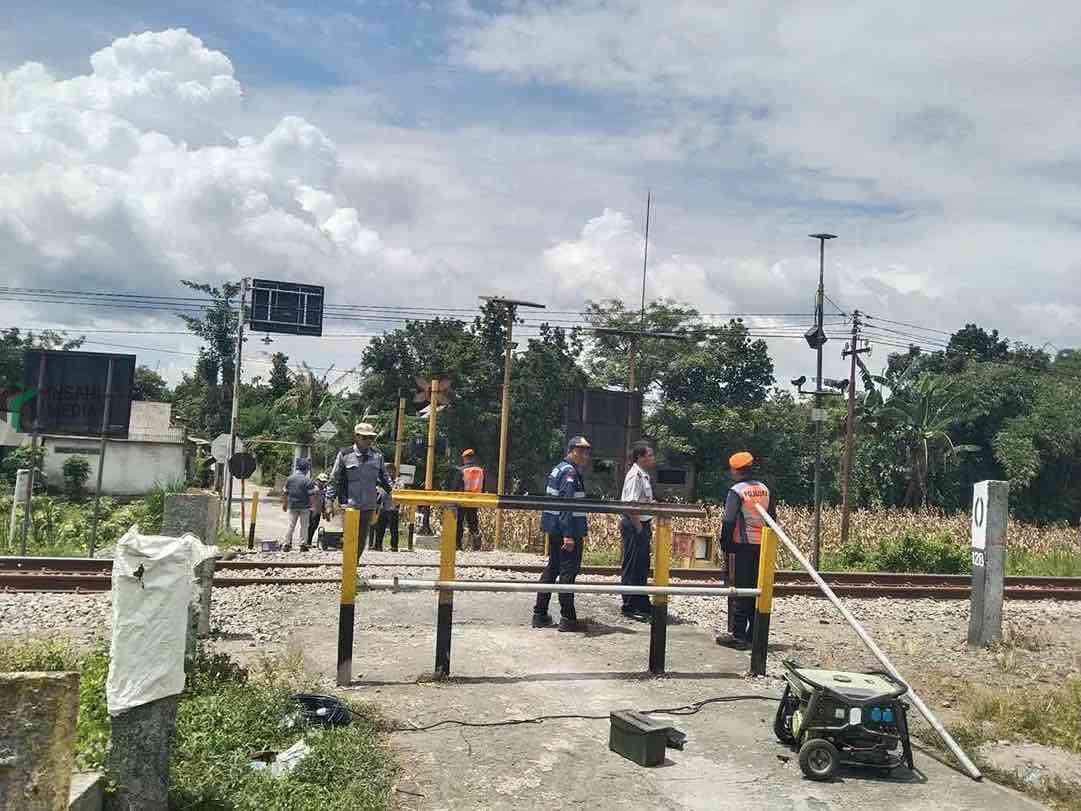 Penutupan Perlintasan Kereta Api Tanpa Palang Pintu Dusun Sendung Kecamatan Ngaglik Kecamatan Srengat