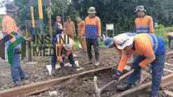 Khawatir Menelan Korban, KAI Tutup Perlintasan Sebidang Tanpa Palang Pintu di Sanankulon, Blitar Petugas Melakukan Penutupan Perlintasan Kereta Api Tanpa Palang Pintu di Kecamatan Sanankulon Kabupaten Blitar